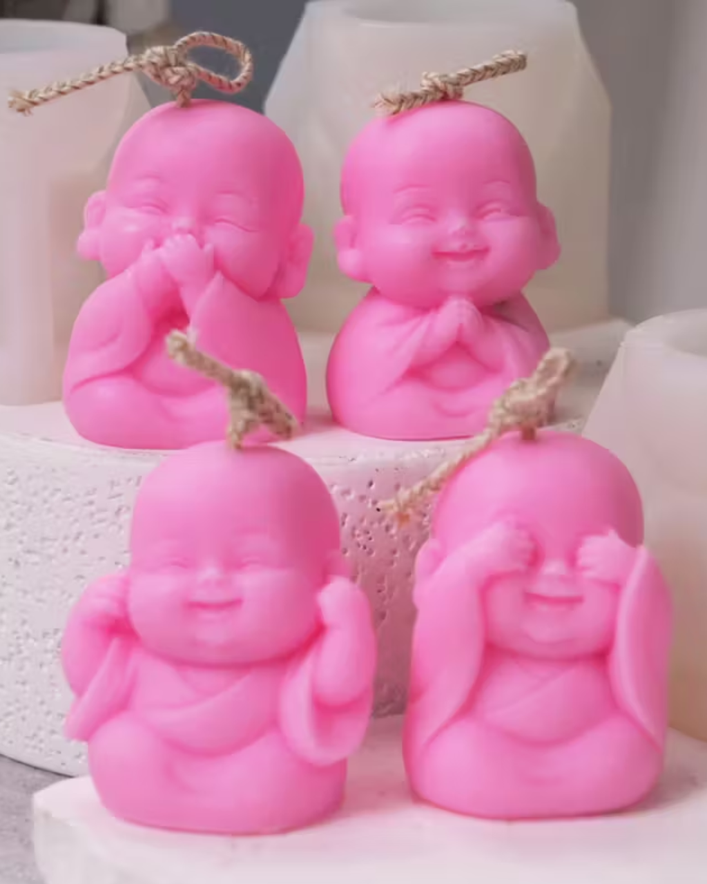 Set de 4 moldes de silicona en forma de mini monjes