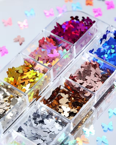 Caja con lentejuelas brillantes en forma de mariposa