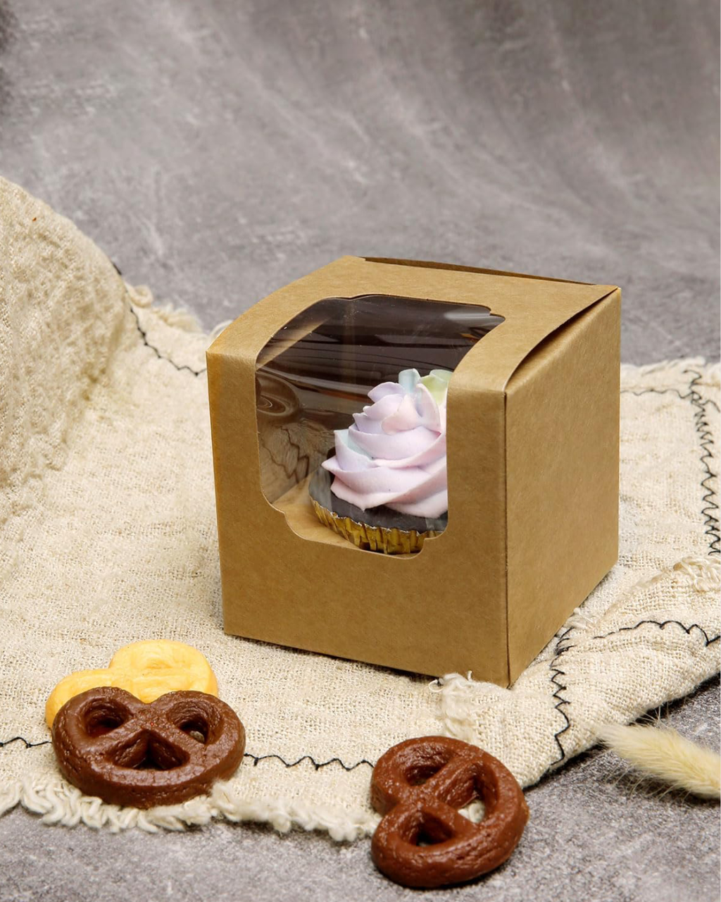 Caja Kraft 8.9 x 8.9 x 8.9 cm con Soporte