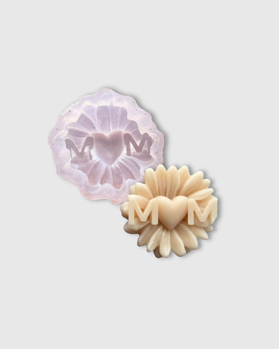Molde de silicona de flor con la palabra “MOM”
