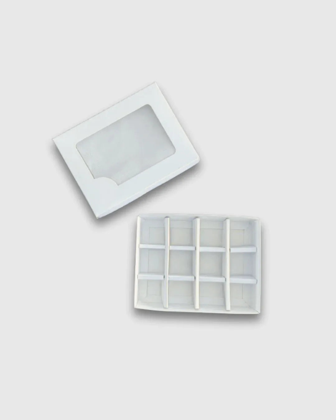 Caja blanca con 12 compartimientos